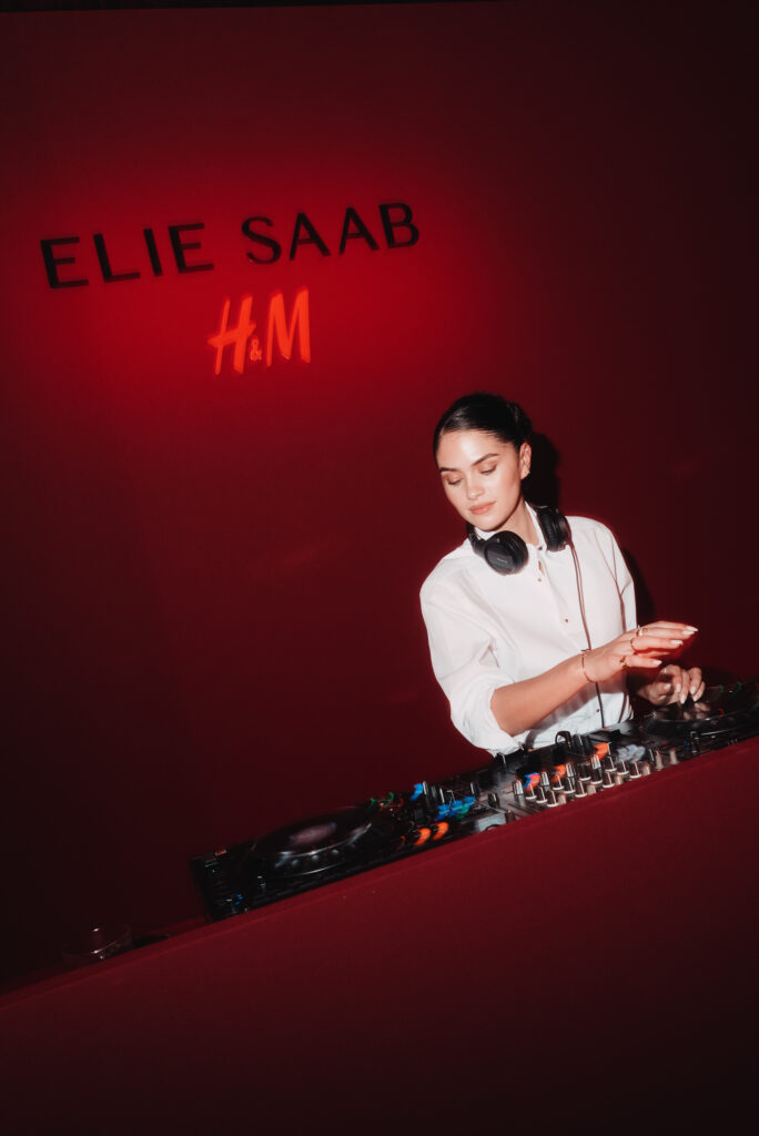 Elie Saab et H&M : une robe de mariée dévoilée en musique au Palais Brongniart 243 eliesaabhm event kim turnbull 01