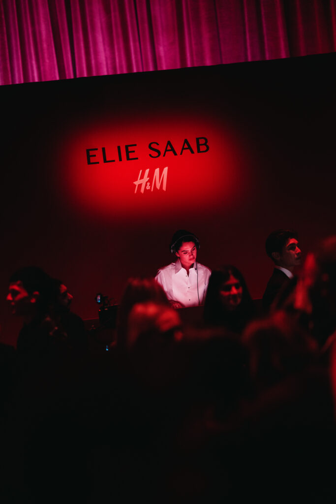 Elie Saab et H&M : une robe de mariée dévoilée en musique au Palais Brongniart 172 eliesaabhm event kim turnbull 02
