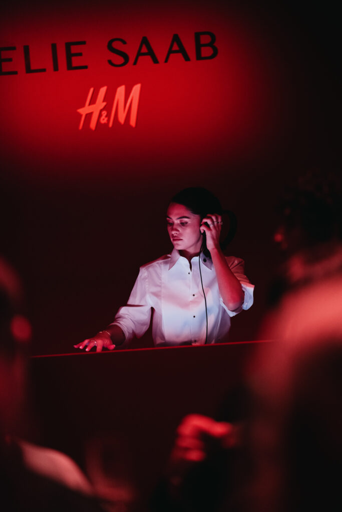 Elie Saab et H&M : une robe de mariée dévoilée en musique au Palais Brongniart 170 eliesaabhm event kim turnbull 03