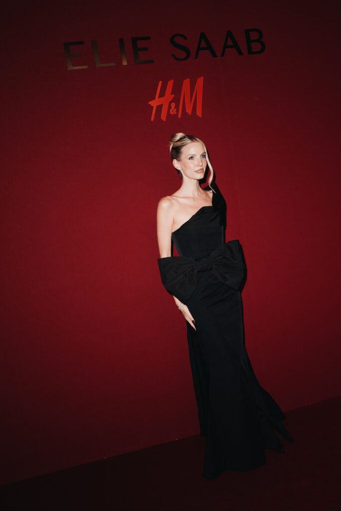 Elie Saab et H&M : une robe de mariée dévoilée en musique au Palais Brongniart 89 eliesaabhm event leonie hanne 01