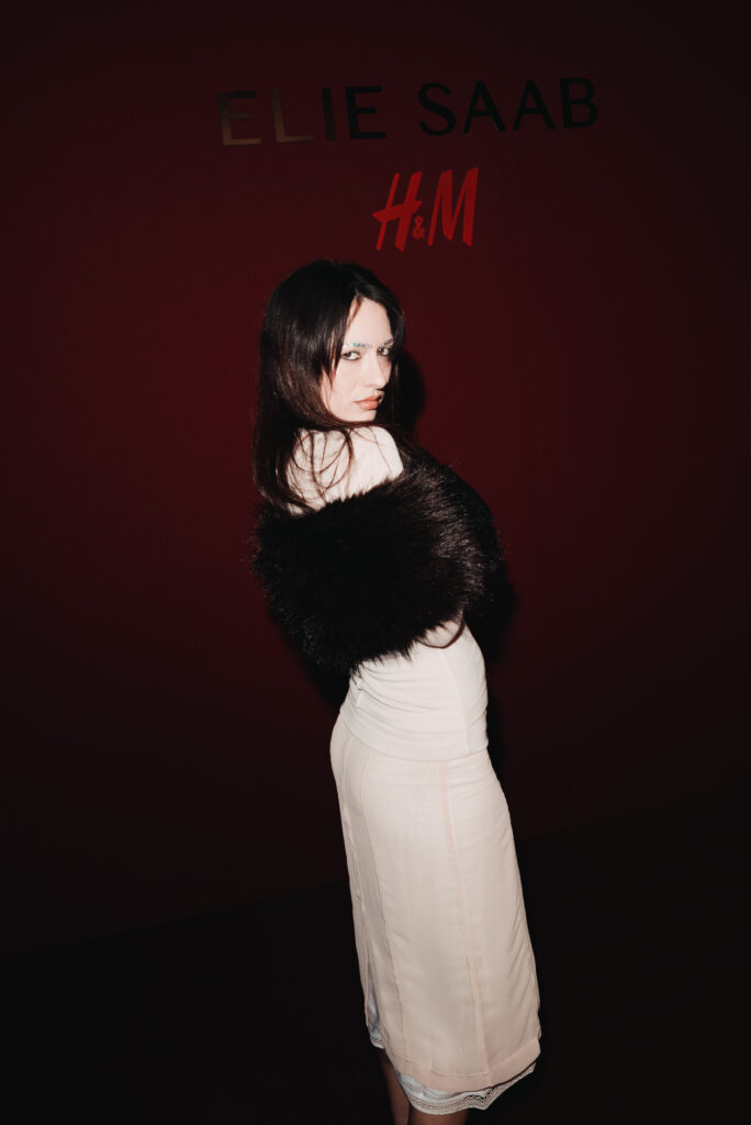 Elie Saab et H&M : une robe de mariée dévoilée en musique au Palais Brongniart 164 eliesaabhm event maria bottle 03