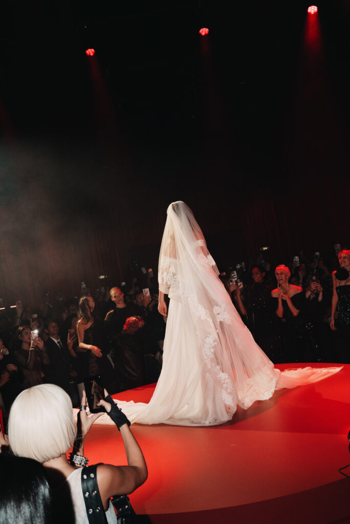 Elie Saab et H&M : une robe de mariée dévoilée en musique au Palais Brongniart 26 eliesaabhm event mood 09