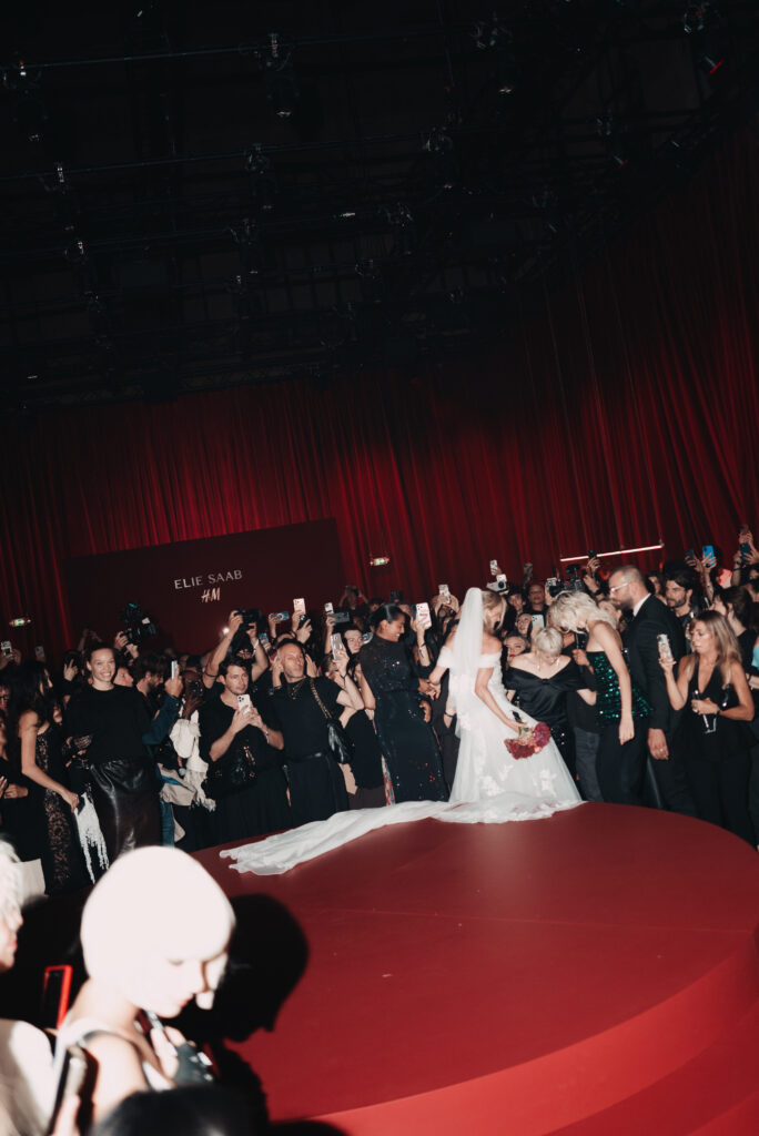 Elie Saab et H&M : une robe de mariée dévoilée en musique au Palais Brongniart 28 eliesaabhm event mood 10