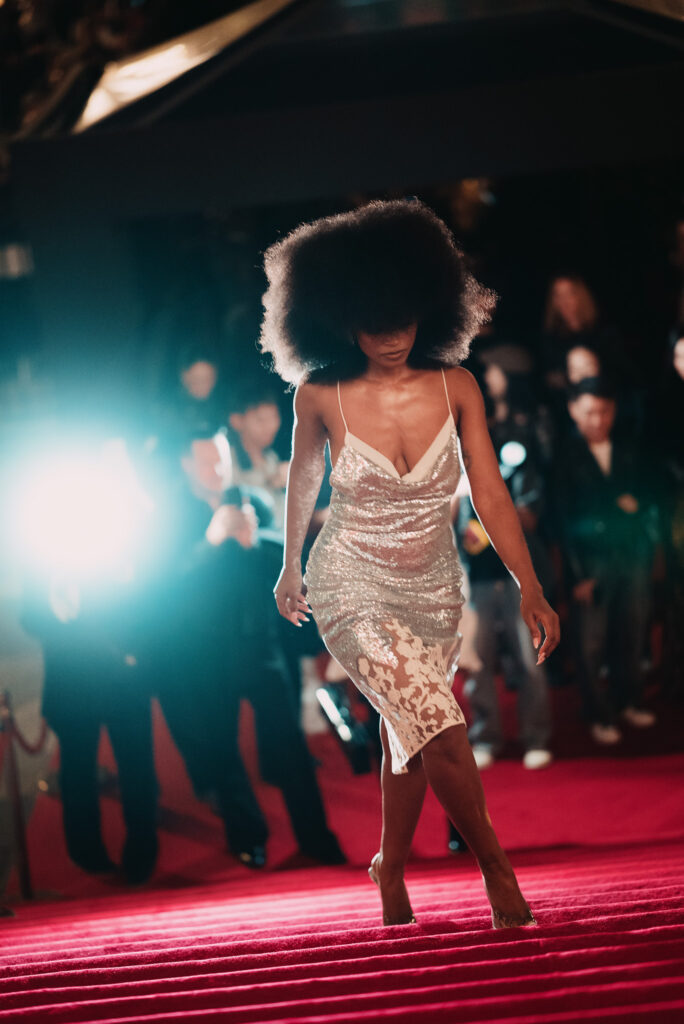 Elie Saab et H&M : une robe de mariée dévoilée en musique au Palais Brongniart 141 eliesaabhm event nomalanga shozi 03