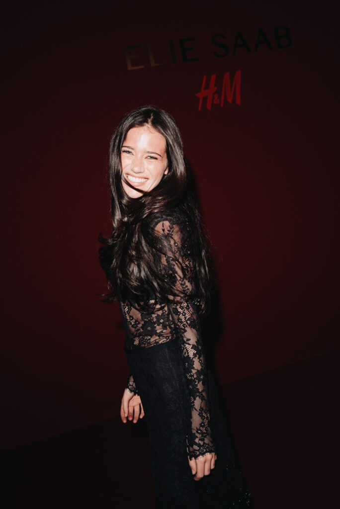 Elie Saab et H&M : une robe de mariée dévoilée en musique au Palais Brongniart 62 eliesaabhm event olivia neill 3