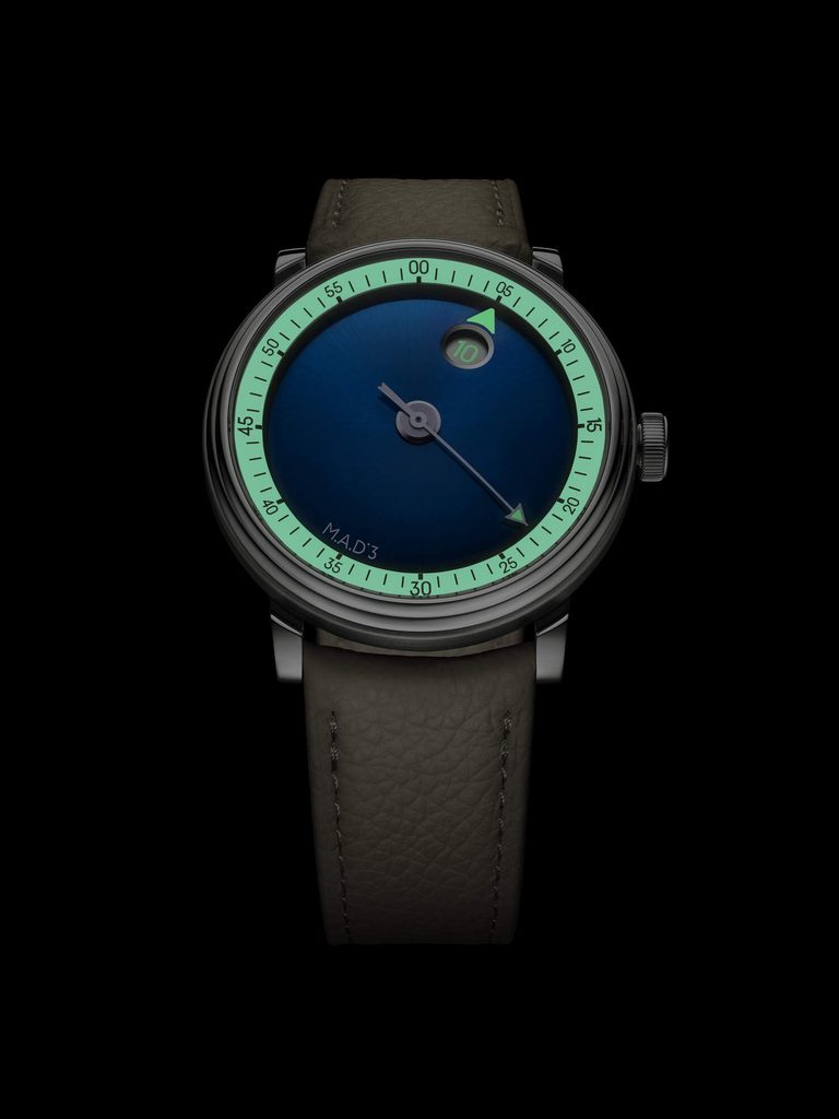 MB&F M.A.D.3 : Vincent Calabrese, l'horloger qui n'a jamais cherché à plaire 36 low res MADEditions MAD3 Vincent Calabrese Blue Packshot Lumiova 768x1024 1
