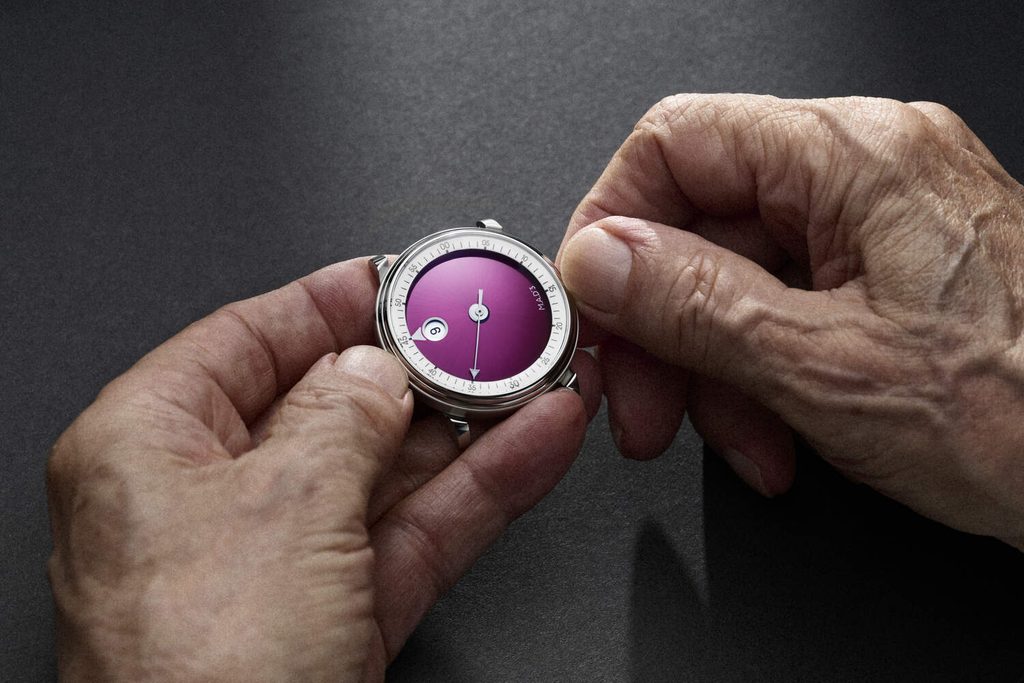 MB&F M.A.D.3 : Vincent Calabrese, l'horloger qui n'a jamais cherché à plaire 28 low res MADEditions MAD3 Vincent Calabrese Pink 3