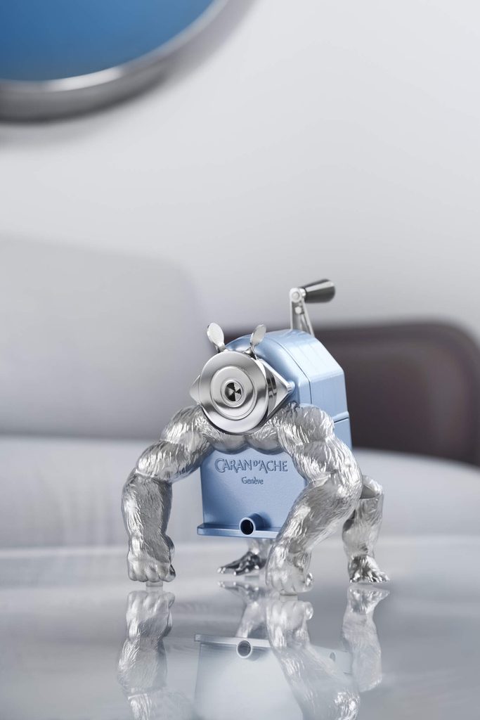 MB&F et Caran d'Ache transforment le taille-crayon en créature mécanique 29 low res MBandF GorillaSharpener Lifestyle 1