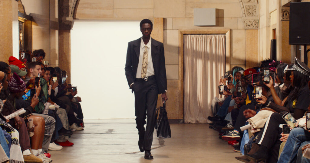 Telfar montre sa collection SS 2027 dans sa vente d’échantillons, entre Brooklyn et Paris 5 1 1