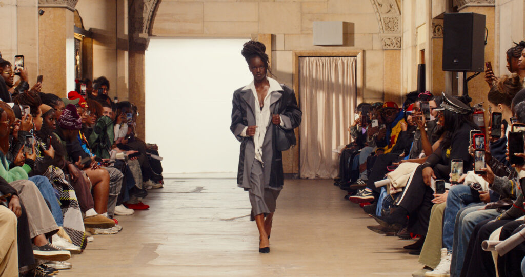 Telfar montre sa collection SS 2027 dans sa vente d’échantillons, entre Brooklyn et Paris 14 10 2