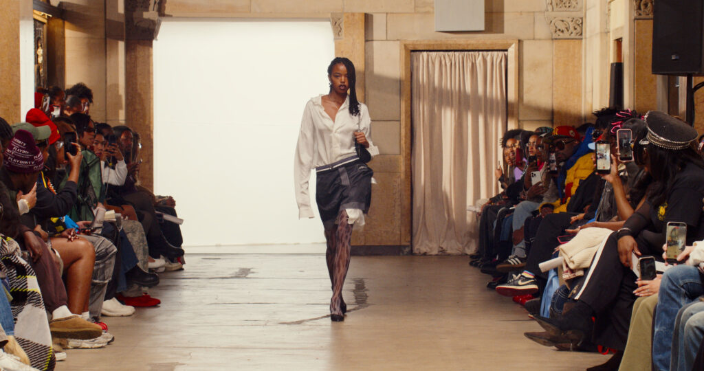 Telfar montre sa collection SS 2027 dans sa vente d’échantillons, entre Brooklyn et Paris 15 11 2