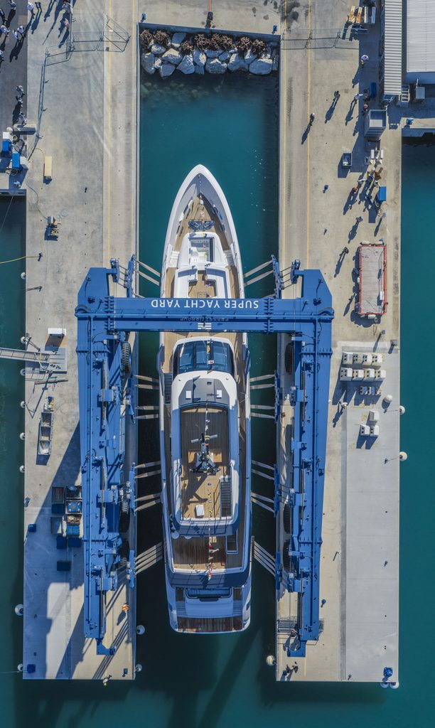 Custom Line Saetta 128’ : un trideck de 39,80 mètres sous les 300 GT 38 13 1