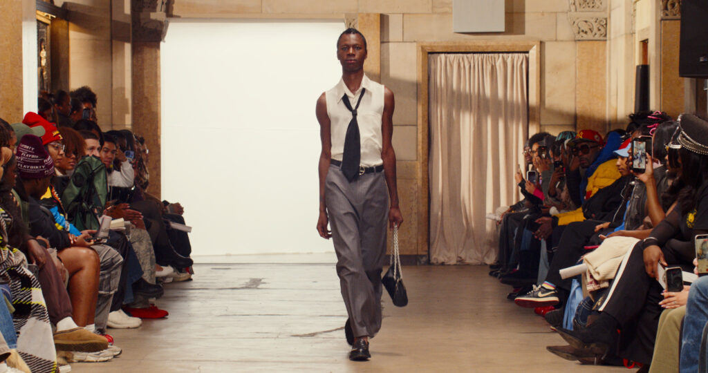 Telfar montre sa collection SS 2027 dans sa vente d’échantillons, entre Brooklyn et Paris 17 13 2