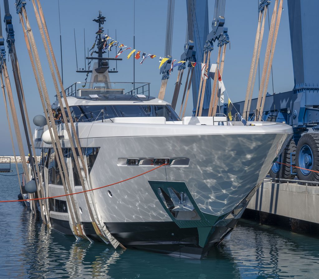 Custom Line Saetta 128’ : un trideck de 39,80 mètres sous les 300 GT 40 15 1
