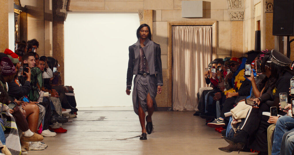 Telfar montre sa collection SS 2027 dans sa vente d’échantillons, entre Brooklyn et Paris 18 15 2