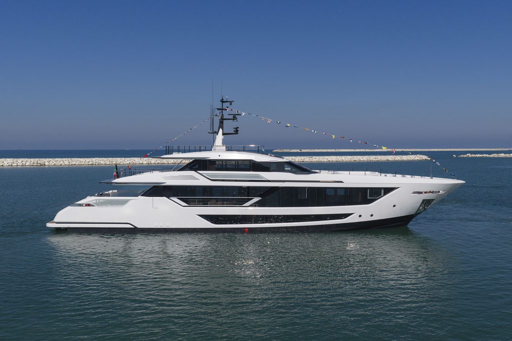Custom Line Saetta 128’ : un trideck de 39,80 mètres sous les 300 GT 41 16 1