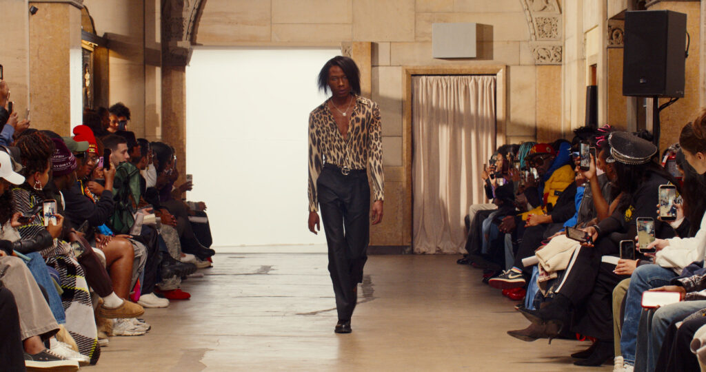 Telfar montre sa collection SS 2027 dans sa vente d’échantillons, entre Brooklyn et Paris 19 16 2