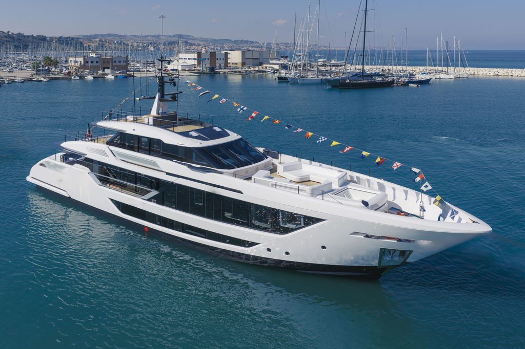 Custom Line Saetta 128’ : un trideck de 39,80 mètres sous les 300 GT 42 17 1
