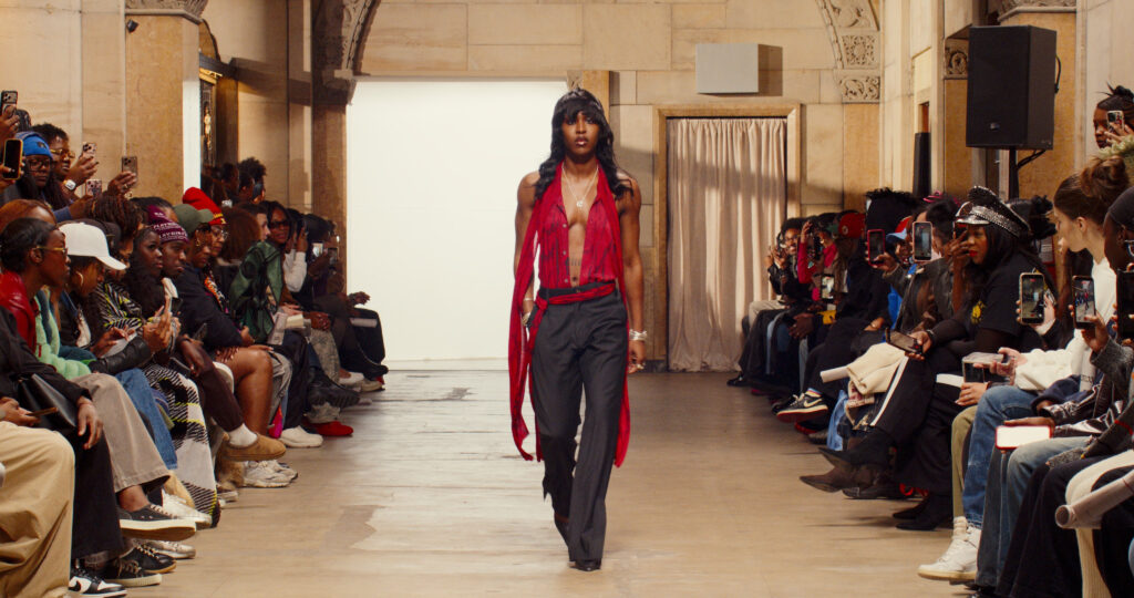 Telfar montre sa collection SS 2027 dans sa vente d’échantillons, entre Brooklyn et Paris 20 17 2