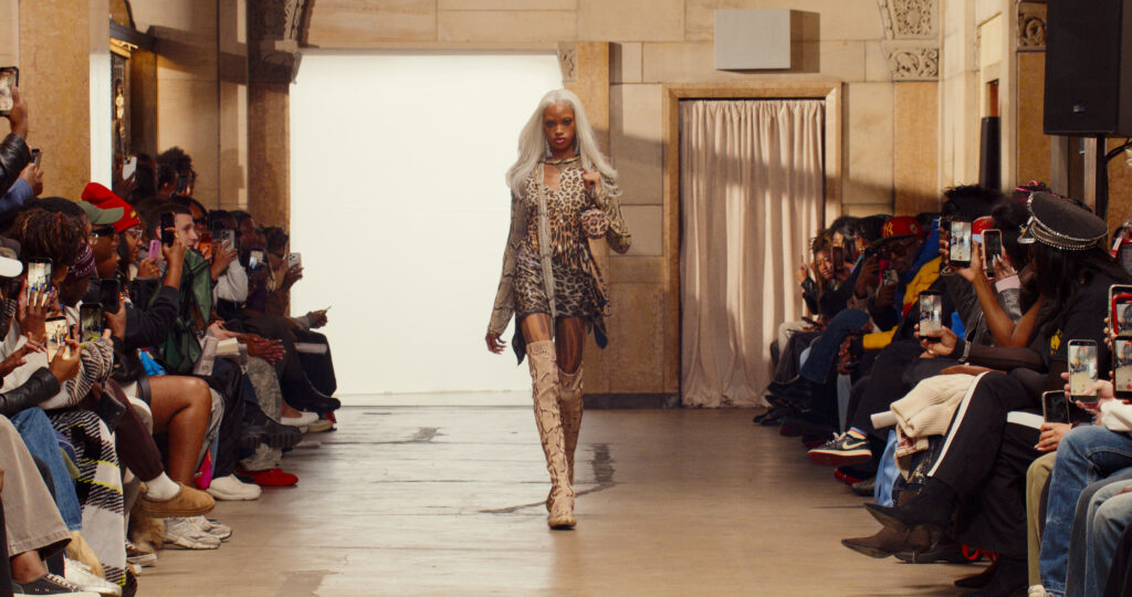 Telfar montre sa collection SS 2027 dans sa vente d’échantillons, entre Brooklyn et Paris 21 18 2