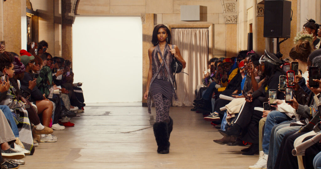 Telfar montre sa collection SS 2027 dans sa vente d’échantillons, entre Brooklyn et Paris 22 19 1