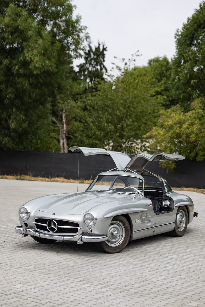 Artcurial : une Carrera GT à 7 300 km ouvre Automobiles sur les Champs 26 1955 Mercedes Benz 300 SL Gullwing 16