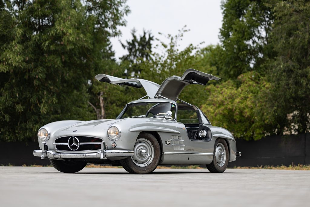 Artcurial : une Carrera GT à 7 300 km ouvre Automobiles sur les Champs 27 1955 Mercedes Benz 300 SL Gullwing 17