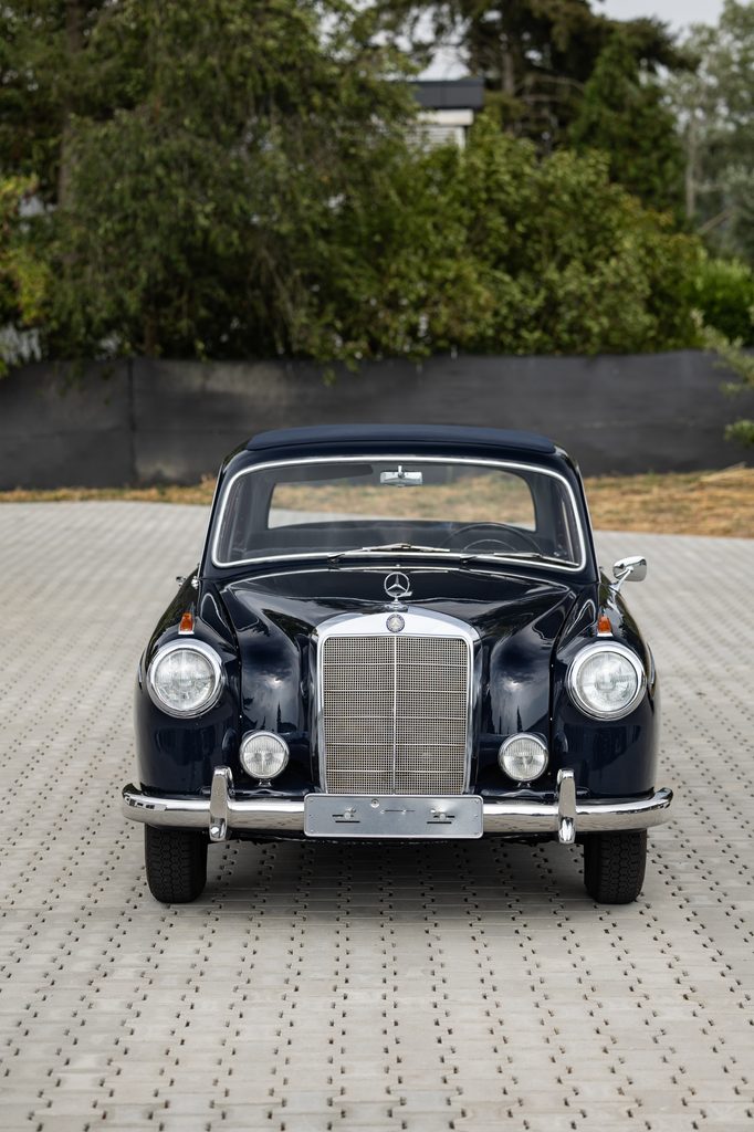 Artcurial : une Carrera GT à 7 300 km ouvre Automobiles sur les Champs 29 1959 Mercedes Benz 220S Berline 3