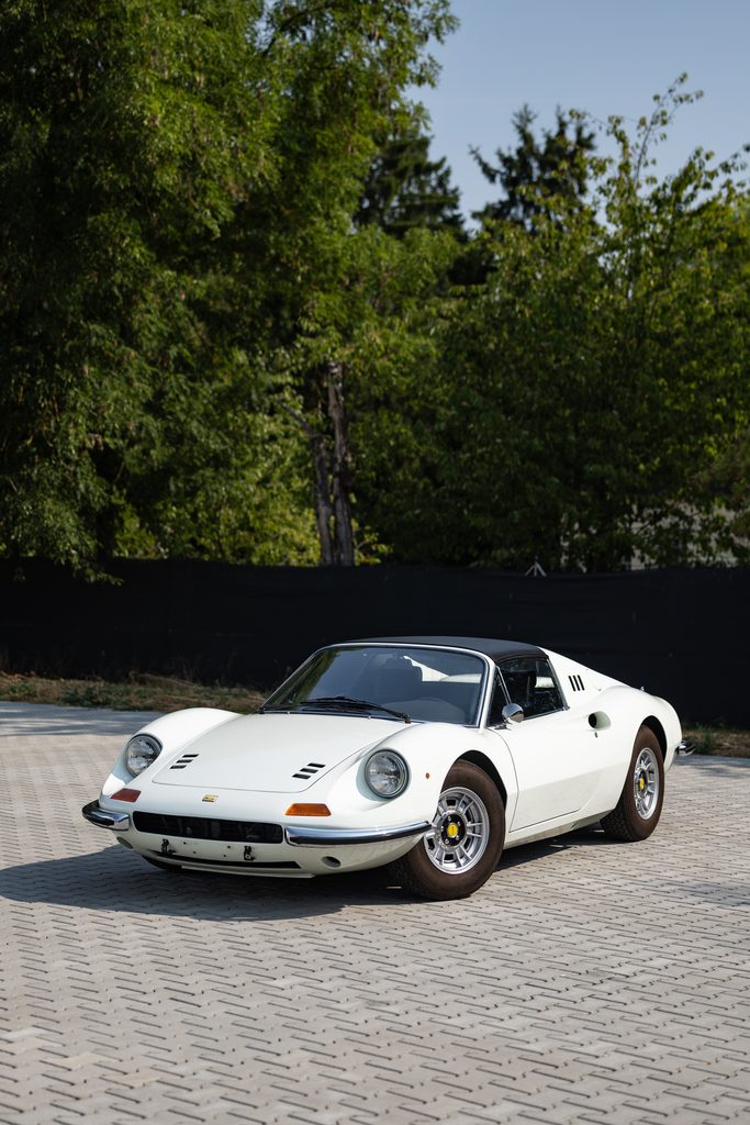 Artcurial : une Carrera GT à 7 300 km ouvre Automobiles sur les Champs 30 1972 Dino 246 GTS 11