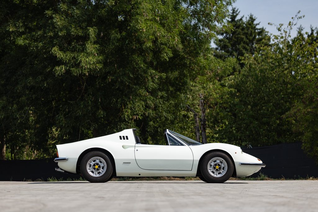Artcurial : une Carrera GT à 7 300 km ouvre Automobiles sur les Champs 31 1972 Dino 246 GTS 74