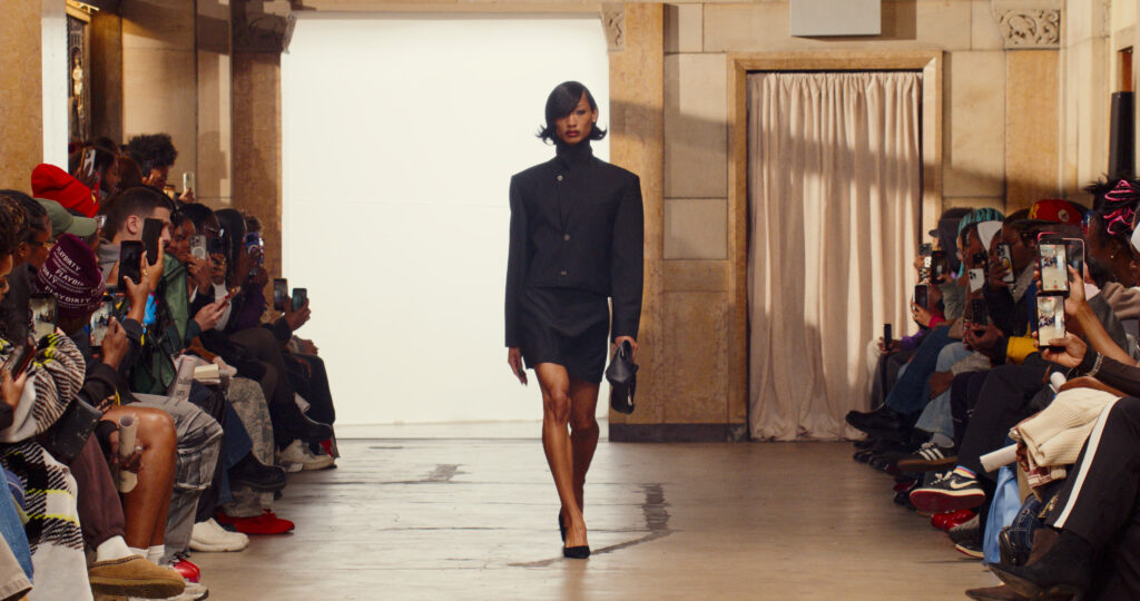 Telfar montre sa collection SS 2027 dans sa vente d’échantillons, entre Brooklyn et Paris 6 2 1