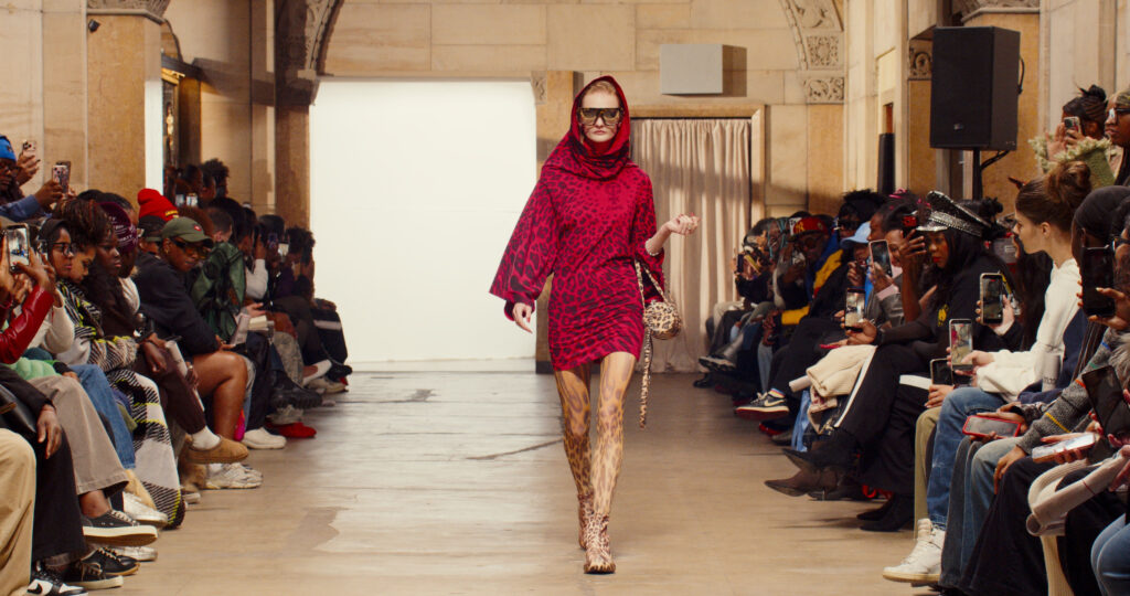 Telfar montre sa collection SS 2027 dans sa vente d’échantillons, entre Brooklyn et Paris 23 20 1
