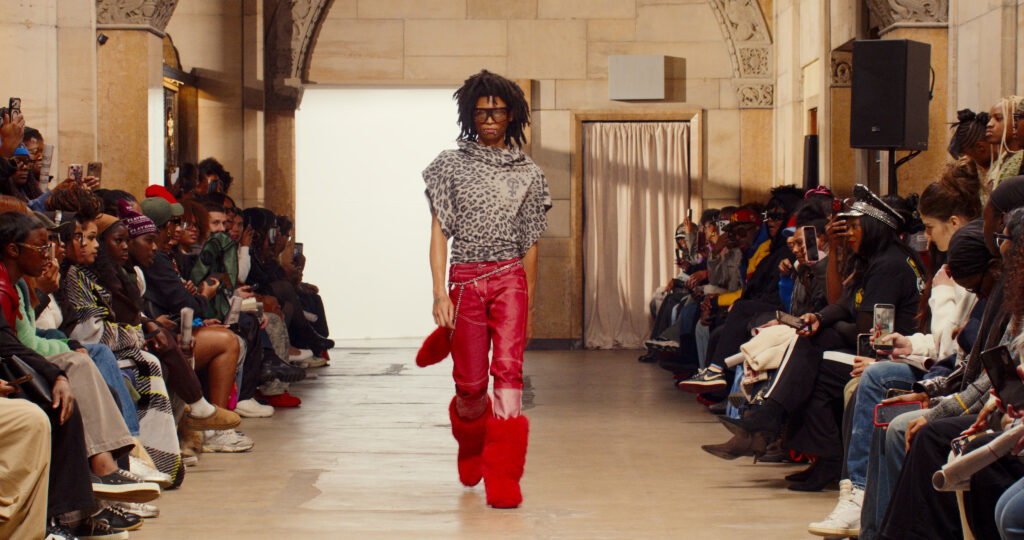 Telfar montre sa collection SS 2027 dans sa vente d’échantillons, entre Brooklyn et Paris 24 21 1