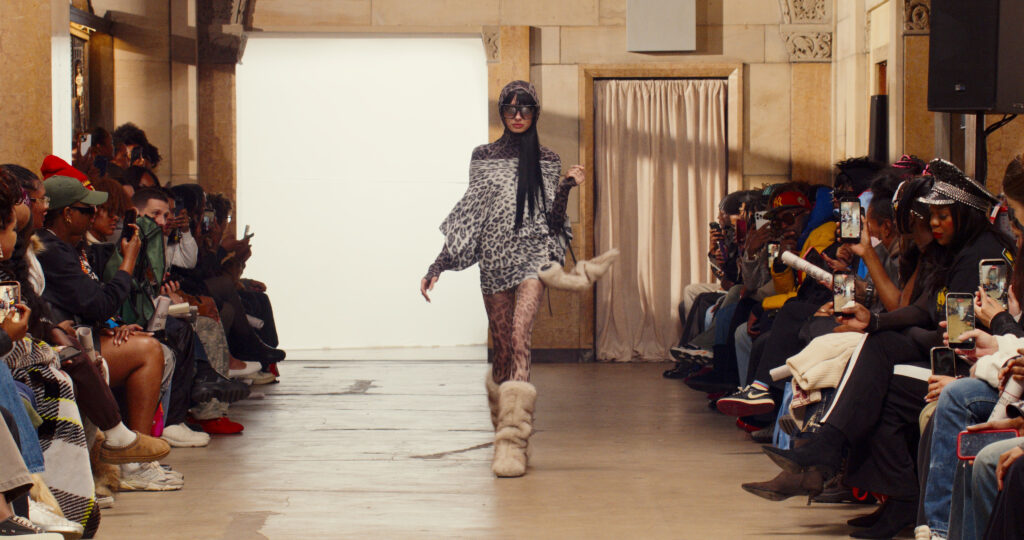 Telfar montre sa collection SS 2027 dans sa vente d’échantillons, entre Brooklyn et Paris 25 22 1