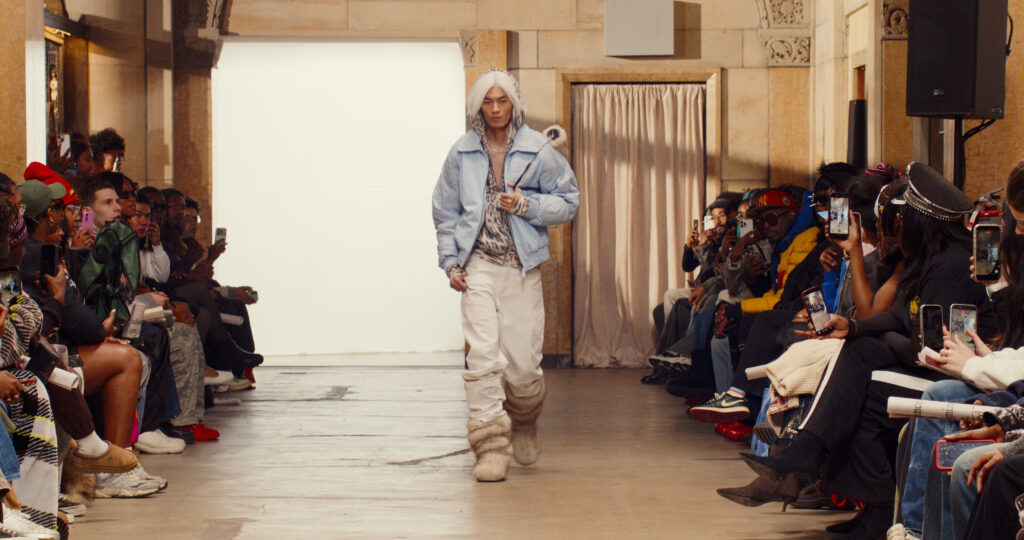 Telfar montre sa collection SS 2027 dans sa vente d’échantillons, entre Brooklyn et Paris 26 23 1