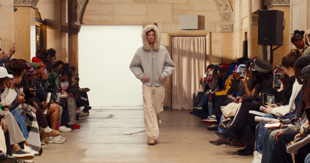 Telfar montre sa collection SS 2027 dans sa vente d’échantillons, entre Brooklyn et Paris 27 24 1