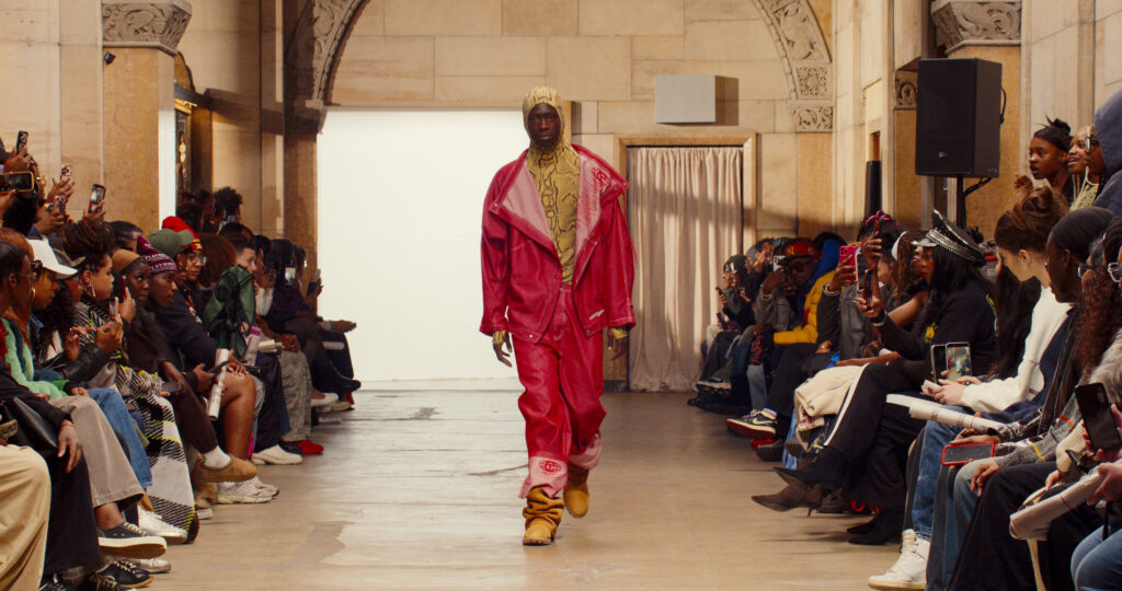 Telfar montre sa collection SS 2027 dans sa vente d’échantillons, entre Brooklyn et Paris 28 25 1