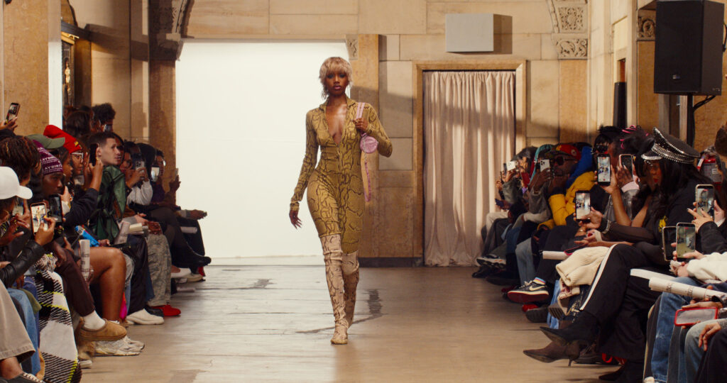 Telfar montre sa collection SS 2027 dans sa vente d’échantillons, entre Brooklyn et Paris 29 26 1