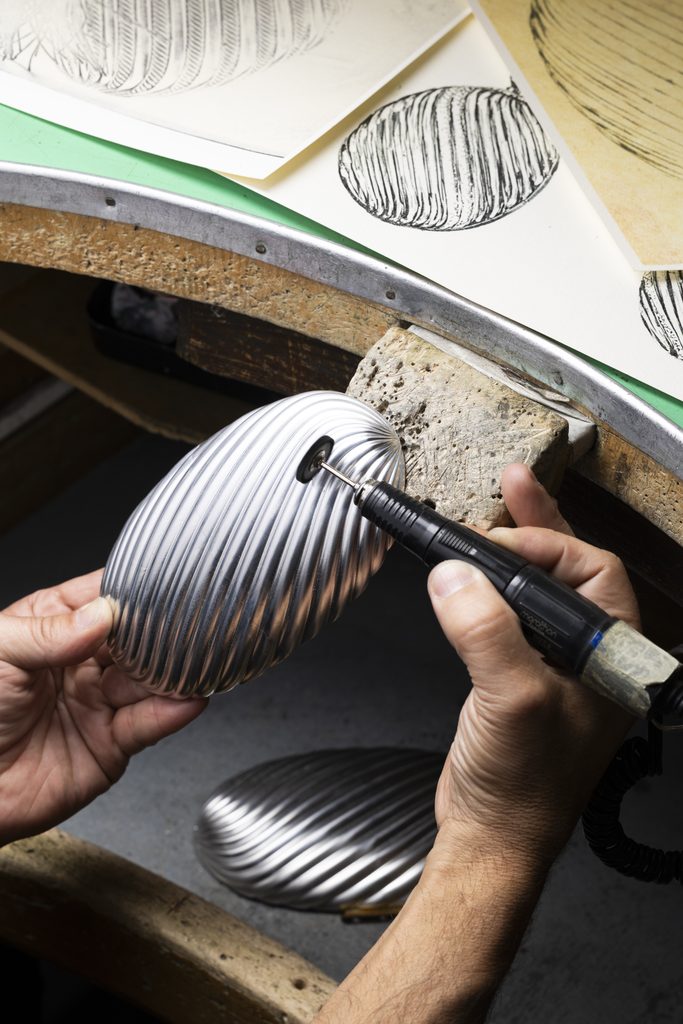Bvlgari ressort la minaudière Melone, cette fois en aluminium doré 33 26 14729