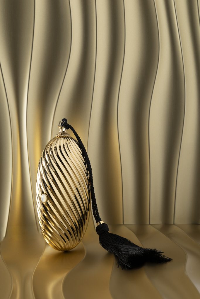 Bvlgari ressort la minaudière Melone, cette fois en aluminium doré 40 26 14809a