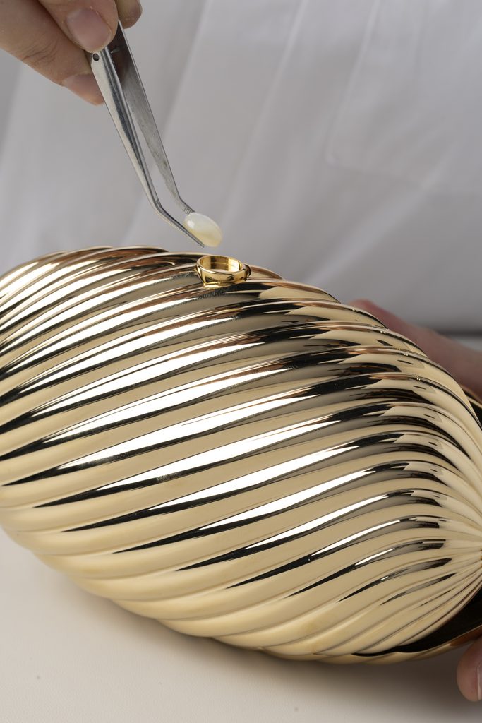 Bvlgari ressort la minaudière Melone, cette fois en aluminium doré 43 26 14892a