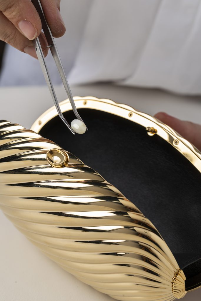 Bvlgari ressort la minaudière Melone, cette fois en aluminium doré 44 26 14899a