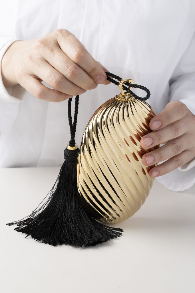 Bvlgari ressort la minaudière Melone, cette fois en aluminium doré 45 26 14913a