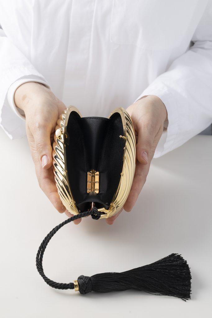 Bvlgari ressort la minaudière Melone, cette fois en aluminium doré 46 26 14922a