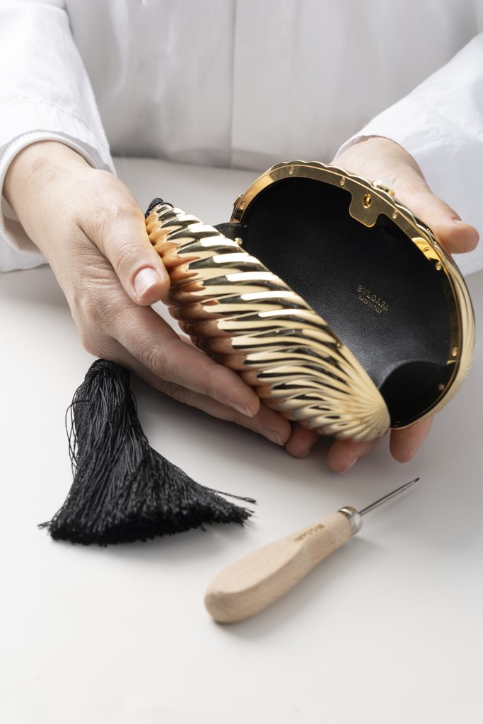 Bvlgari ressort la minaudière Melone, cette fois en aluminium doré 47 26 14939a