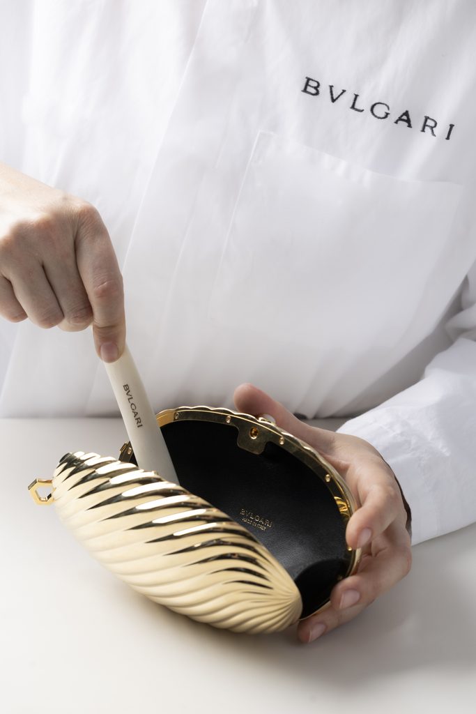 Bvlgari ressort la minaudière Melone, cette fois en aluminium doré 48 26 14943a