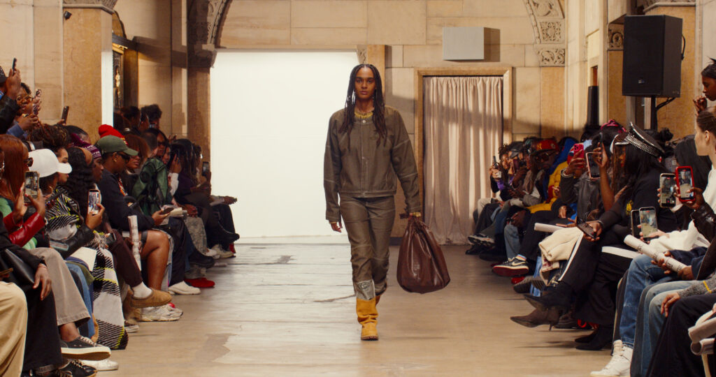 Telfar montre sa collection SS 2027 dans sa vente d’échantillons, entre Brooklyn et Paris 30 27 1