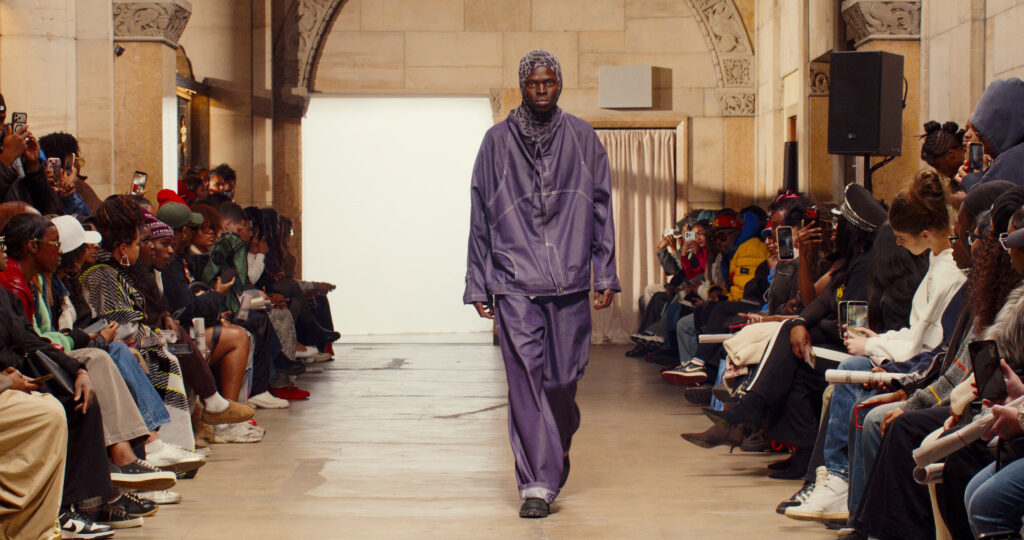 Telfar montre sa collection SS 2027 dans sa vente d’échantillons, entre Brooklyn et Paris 33 30 1
