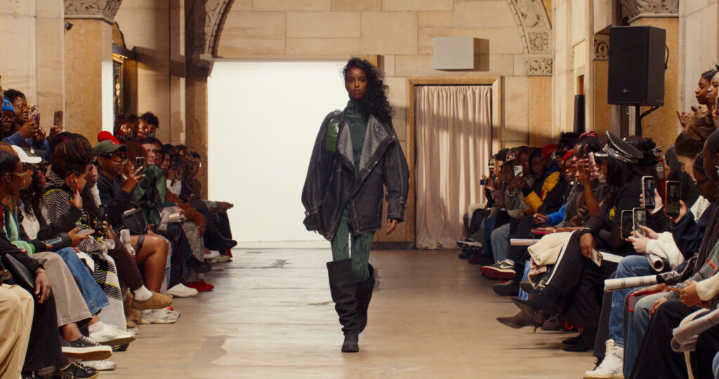 Telfar montre sa collection SS 2027 dans sa vente d’échantillons, entre Brooklyn et Paris 34 31 1