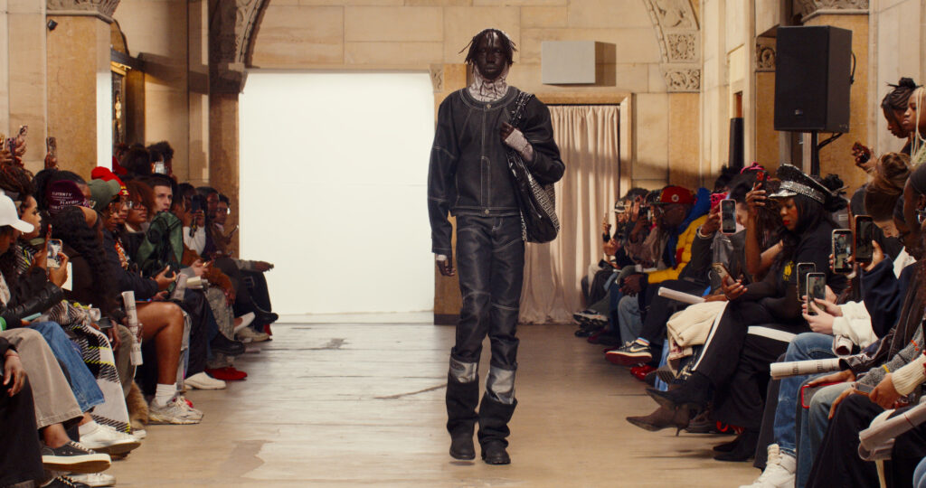 Telfar montre sa collection SS 2027 dans sa vente d’échantillons, entre Brooklyn et Paris 35 32 1